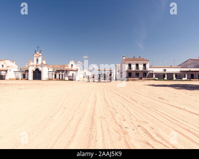 19/09-18, El Rocio, Spanien. Eine Pferdekutsche Touristen durch die sandigen Straßen von El Rocio. Stockfoto