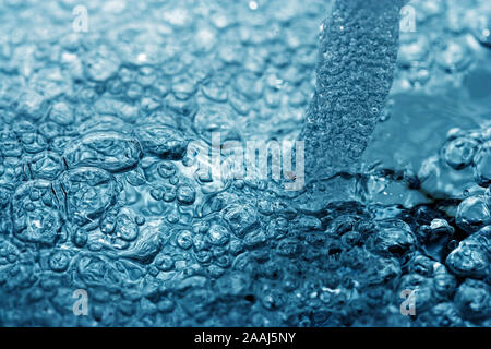 Ein Wasserstrahl erzeugen Blasen Stockfoto