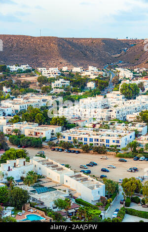 Agua Amarga, Spanien - August 8, 2018. Sonnenuntergang über dem Dorf Agua Amarga. Wie aus den westlichen Hügel gesehen. Stockfoto