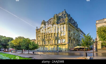 Odessa, Ukraine - 06.16.2019. Hotel bolschaja Moskowskaja auf Deribasowskaja Straße in Odessa, Ukraine, an einem sonnigen Sommermorgen Stockfoto