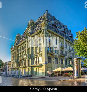 Odessa, Ukraine - 06.16.2019. Hotel bolschaja Moskowskaja auf Deribasowskaja Straße in Odessa, Ukraine, an einem sonnigen Sommermorgen Stockfoto