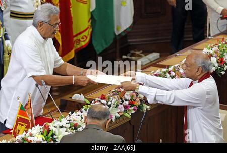 (191122) - COLOMBO, November 22, 2019 (Xinhua) - dinesh Gunawardena ist als Minister des Landes für Auswärtige Angelegenheiten ernannt, die Entwicklung von Qualifikationen, Beschäftigung und Arbeitsbeziehungen im Presidential Sekretariat in Colombo, Sri Lanka, Nov. 22, 2019. Srilankische Präsident Rajapaksa Gotabaya am Freitag einen neuen 16 Mitgliedstaaten, die Funktion wird bis zur nächsten Bundestagswahl verkündet wird. Die neuen Minister nahm Eide vor der Präsidentin im Presidential Sekretariat in der Hauptstadt Colombo. (Foto von Gayan Sameer/Xinhua) Stockfoto