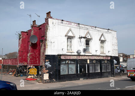 Den abgeschlossenen Pub The Coach House auf Stapleton Road, Bristol, die einige der schlimmsten in Großbritannien einschließlich des Ministers Sajid Javid bezeichnet, Stockfoto