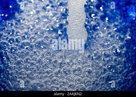 Ein Wasserstrahl erzeugen Blasen Stockfoto