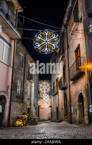 Ein Spaziergang in San Lorenzello, Benevento, Italien während der Weihnachtszeit. Magische Lichter füllen die Straßen des Dorfes. Stockfoto