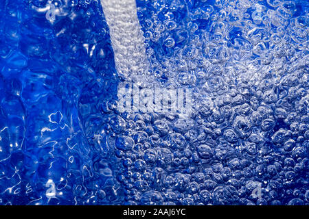 Ein Wasserstrahl erzeugen Blasen Stockfoto