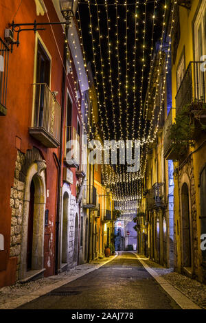 Ein Spaziergang in San Lorenzello, Benevento, Italien während der Weihnachtszeit. Magische Lichter füllen die Straßen des Dorfes. Stockfoto