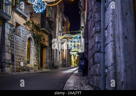 Ein Spaziergang in San Lorenzello, Benevento, Italien während der Weihnachtszeit. Magische Lichter füllen die Straßen des Dorfes. Stockfoto