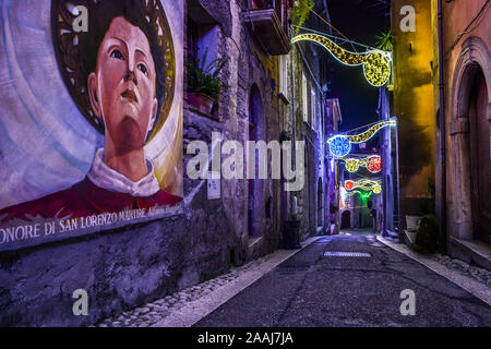 Ein Spaziergang in San Lorenzello, Benevento, Italien während der Weihnachtszeit. Magische Lichter füllen die Straßen des Dorfes. Stockfoto