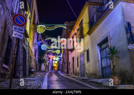 Ein Spaziergang in San Lorenzello, Benevento, Italien während der Weihnachtszeit. Magische Lichter füllen die Straßen des Dorfes. Stockfoto