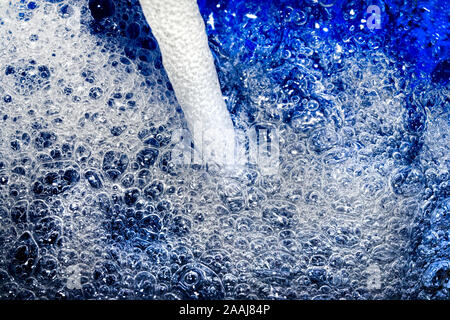 Ein Wasserstrahl erzeugen Blasen Stockfoto