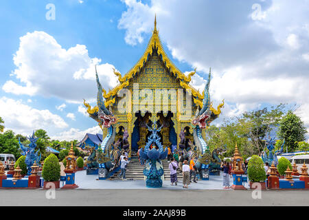Chiang Rai Blue Tempel oder Wat Rong Seua Zehn ist in Rong Suea Zehn im Stadtteil Rimkok liegt ein paar Kilometer außerhalb von Chiang Rai Stockfoto