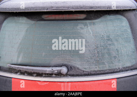 Frost am Auto Heckscheibe, die Sicht einschränkt. North Yorkshire