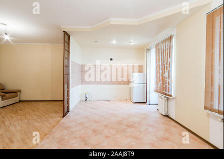 Russland, Moskau - Juli 06, 2019: das Innere zimmer Wohnung. standard Reparatur Dekoration in Hostel. Helle leeren Raum ohne Möbel Stockfoto