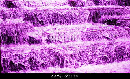 Wasser Kaskadierung über Wehr Schritte auf Canal Helling, blur unscharf Bewegungs- und freeze frame von Wassertröpfchen für Hintergrund tectures und Layer Effe Stockfoto