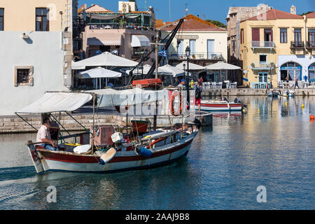 Venezianische Hafen mit kleinen Fischerbooten in Rethymno, Kreta, Griechenland Stockfoto