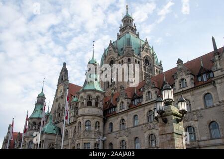 Hannover, Deutschland. 22 Nov, 2019. Die Wolken bewegen sich über das neue Rathaus. Weniger als zwei Wochen nach seiner Wahl, Hannover neue Oberbürgermeister Onay Amt übernimmt. Credit: Joanna Abou Boutros/dpa/Alamy leben Nachrichten Stockfoto