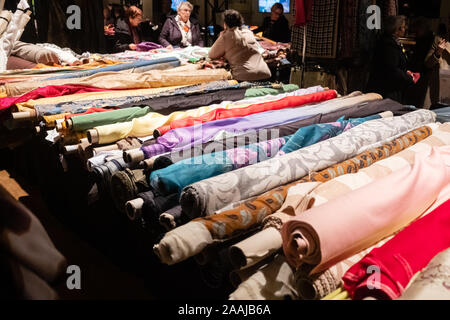 November 21, 2019, Palais de la Bourse, Lyon, Auvergne-Rh ône-Alpes, Frankreich - Seide in Lyon-Silk Festival. Aussteller und Seide Rollen Stockfoto