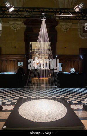 November 21, 2019, Palais de la Bourse, Lyon, Auvergne-Rh ône-Alpes, Frankreich - Seide in Lyon-Silk Festival. Seide Garne und Kokons Stockfoto