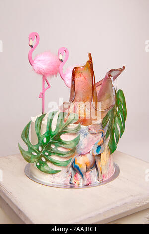 Leckere Geburtstagstorte Topper mit Dekoration flamingo Blätter von Zucker Papier, Kuchen zum Geburtstag und Urlaub Stockfoto