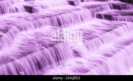 Wasser Kaskadierung über Wehr Schritte auf Canal Helling, blur unscharf Bewegungs- und freeze frame von Wassertröpfchen für Hintergrund tectures und Layer Effe Stockfoto