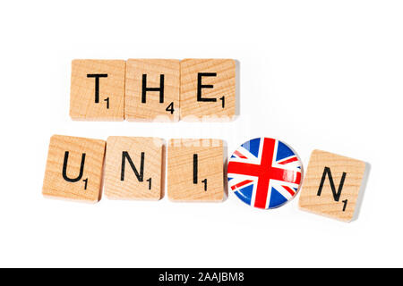 Konzeptionelle: Scrabble Buchstaben um die Union mit einer Union Flag pin Badge als O. Stockfoto