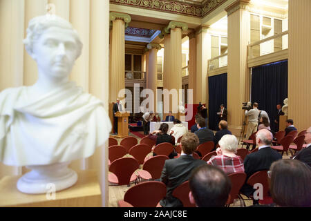 Edinburgh, Schottland. 22. November. 2019. Wani Uruwarige, Chief der antiken Sri Lankan Dschungel Wohnung Stamm den Vedda Menschen, nimmt an einer Feierstunde in der Universität von Edinburgh Playfair Bibliothek in Edinburgh. Die Universität eine Reihe von neun menschlichen Schädeln es vor über 100 Jahren erworben und stellte in ihrer anatomischen Sammlung untergebracht. Pako Mera/Alamy leben Nachrichten Stockfoto