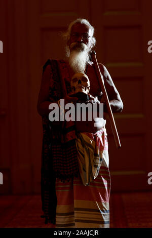 Edinburgh, Schottland. 22. November. 2019. Wani Uruwarige, Chief der antiken Sri Lankan Dschungel Wohnung Stamm den Vedda Menschen, nimmt an einer Feierstunde in der Universität von Edinburgh Playfair Bibliothek in Edinburgh. Die Universität eine Reihe von neun menschlichen Schädeln es vor über 100 Jahren erworben und stellte in ihrer anatomischen Sammlung untergebracht. Im Bild: Wanniya Uruwarige. Pako Mera/Alamy leben Nachrichten Stockfoto