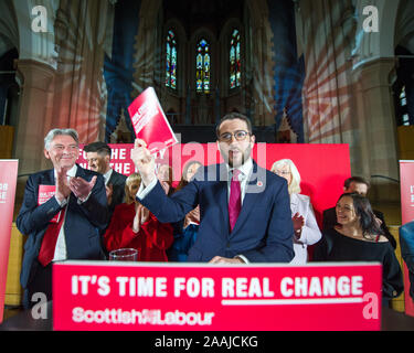 Glasgow, UK. 22. November 2019. Bild: (von links) Richard Leonard MSP-Führer der Scottish Labour Party (Mitte) Paul Sweeney MP-Mitglied der Labour Party für Glasgow North East Wahlkreis. Richard Leonard ist in den gorbals von Faten Hameed und andere schottische Labour PCCs Mitglied des schottischen Labour Manifest zu starten. Credit: Colin Fisher/Alamy leben Nachrichten Stockfoto