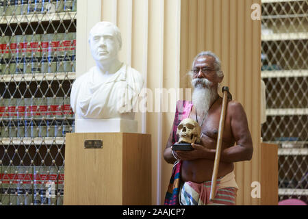 Edinburgh, Schottland. 22. November. 2019. Wani Uruwarige, Chief der antiken Sri Lankan Dschungel Wohnung Stamm den Vedda Menschen, nimmt an einer Feierstunde in der Universität von Edinburgh Playfair Bibliothek in Edinburgh. Die Universität eine Reihe von neun menschlichen Schädeln es vor über 100 Jahren erworben und stellte in ihrer anatomischen Sammlung untergebracht. Im Bild: Wanniya Uruwarige. Pako Mera/Alamy leben Nachrichten Stockfoto