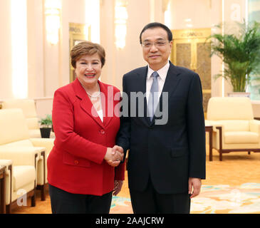 (191122) - Peking, November 22, 2019 (Xinhua) - Der chinesische Premier Li Keqiang erfüllt mit dem Internationalen Währungsfonds (IWF) Geschäftsführer Kristalina Georgieva in der Großen Halle des Volkes in Peking, der Hauptstadt von China, Nov. 22, 2019. (Xinhua / Liu Weibing) Stockfoto