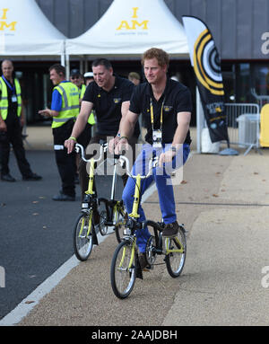 Prinz Harry, ein Brompton kleine Rad Fahrrad rund um die Arena und Sportplätze an der Lee Valley Park im Osten Londons während der Invictus Spiele im September 2014. Stockfoto