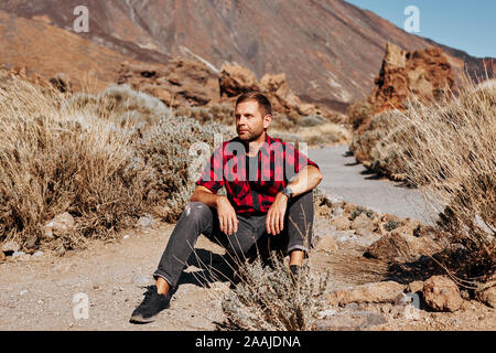 Männliche fashion model. Elegantes und Modisches Mann mit Bart auf dem Hintergrund der Berge. Stockfoto