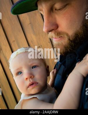 Stolzer Vater und Tochter toddler ihn mit Bart Stockfoto