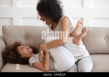 Happy biracial Mutter und Tochter viel Spaß zu Hause Stockfoto