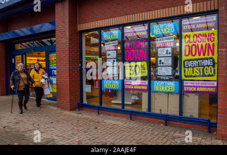 Preston, Lancashire. 22 Nov, 2019 Letzte Tage von mothercare als Schwarzer Freitag Verkäufen kommen früh in der Innenstadt. MOTHERCARE hat seine Schwarzen Freitag 2019 Angebote und Schnäppchen vor der riesigen Verkauf Veranstaltung bewies nächste Woche. Der Black Friday Deals sind in Mothercare Stores erhältlich und online, solange der Vorrat reicht, als Teil seiner Schließung Verkauf. Kredit; MediaWorldImages/AlamyLiveNews Stockfoto