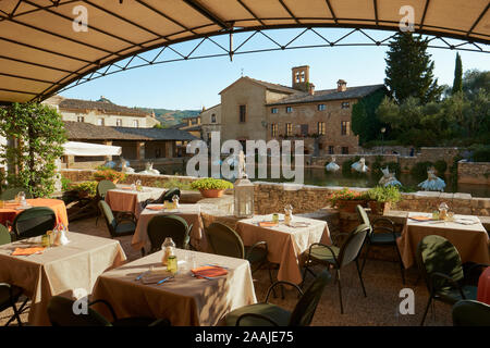 Das Restaurant im freien Tische an der antiken Thermalquelle bad Dorf Bagno Vignoni im Val d'Orcia in der Toskana Italien - Toskana Restaurant Stockfoto