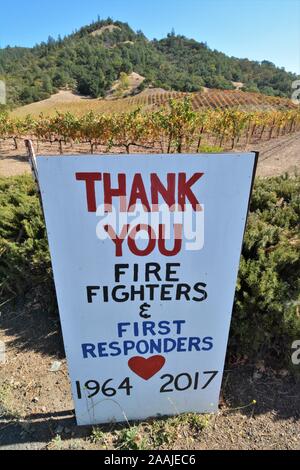 Napa Valley Kalifornien setzen Zeichen für Feuerwehrleute und Rettungskräfte, die Sie nach vielen Bränden Liebe getötet 100+ Leute Winzer Rebsorten Stockfoto