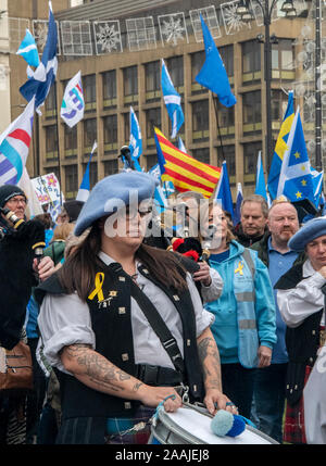 Glasgow, Schottland, Großbritannien. 2. November 2019: eine Kundgebung auf dem George Square für die schottische Unabhängigkeit für 2020. Stockfoto