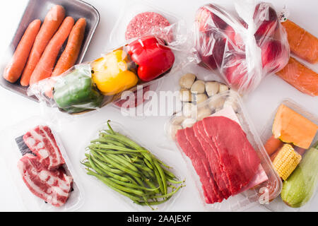 Verschiedene Arten von Fleisch, Gemüse und Meeresfrüchte auf weißem Hintergrund Stockfoto