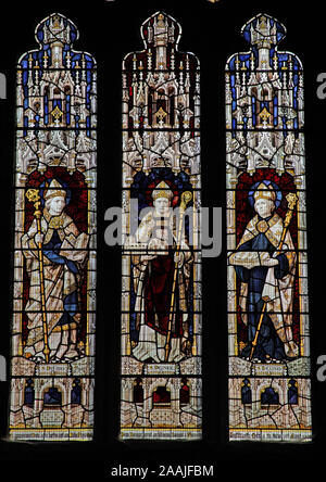 Ein Buntglasfenster von Burlison & Grylls mit den Heiligen Dyfrig, Deiniol und Beuno, Bangor Cathedral, Bangor, Gwynedd, Wales Stockfoto