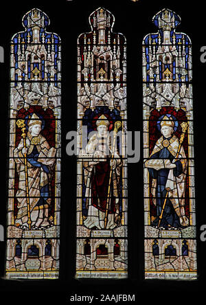 Ein Glasfenster mit der Darstellung der Heiligen Burliuson & Grylls Dyfrig, Deiniol und Beuno, Bangor Cathedral, Bangor, Gwynedd, Wales Stockfoto