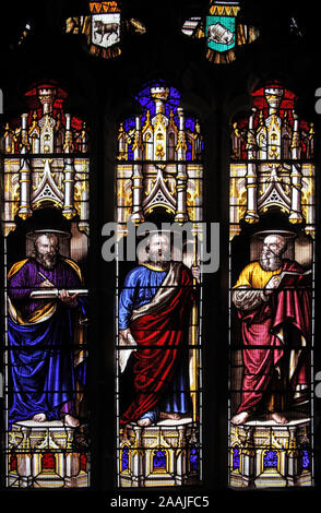 Ein Glasfenster von David Evans (1793-1861), Heiligen Matthäus, Lukas und Markus, Bangor Cathedral, Bangor, Gwynedd, Wales Stockfoto