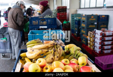 München, Deutschland. 22 Nov, 2019. Freiwillige Helfer der Münchner Tafel zu den Gästen am Verteilungspunkt verteilt auf dem Großhandelsmarkt. An der rund 170 Tabellen in Bayern, ca. 7000 meist ehrenamtlichen Helfern gespendete Lebensmittel an bedürftige Menschen verteilen. Credit: Sven Hoppe/dpa/Alamy leben Nachrichten Stockfoto