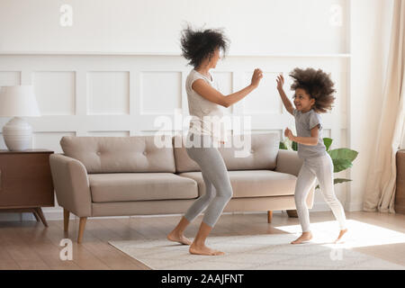 Happy biracial Mutter und Tochter tanzen zusammen zu Hause Stockfoto