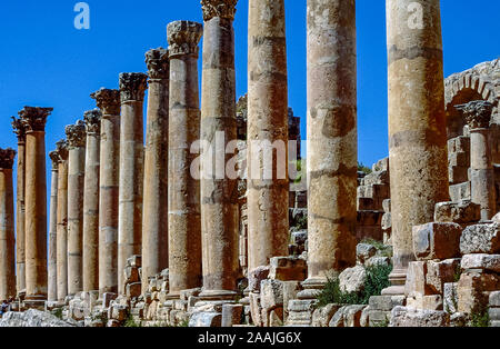 Jordanien. Kolonnaden an der einst Hauptstraße der alten römischen Stadt Jerash unweit der jordanischen Hauptstadt Amman im Nahen Osten Stockfoto