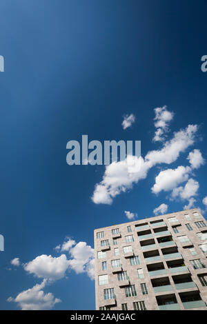 Modernes Appartementhaus. Eine generische zeitgenössisches Hochhaus Apartment Block blue sky copy Schmiege. Stockfoto