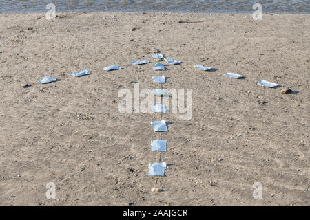 GTAS/-Notruf Notsignal für "Verfahren in diese Richtung '/' auf diese Weise zu gehen. SERE Training, survival skills Training Konzept. Stockfoto