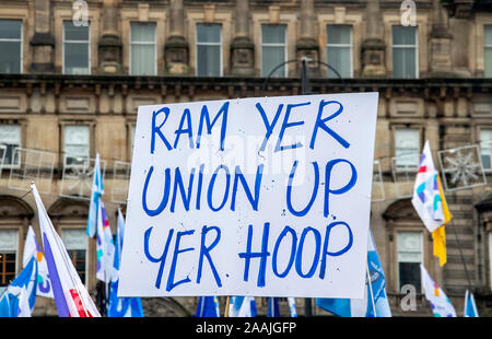 Glasgow, Schottland, Großbritannien. 2. November 2019: eine Kundgebung auf dem George Square für die schottische Unabhängigkeit für 2020. Stockfoto