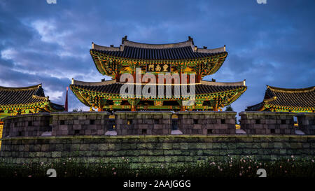 Pungnammun Tor Seitenansicht in der Nacht in Jeonju Südkorea - Übersetzung: South Gate Stockfoto